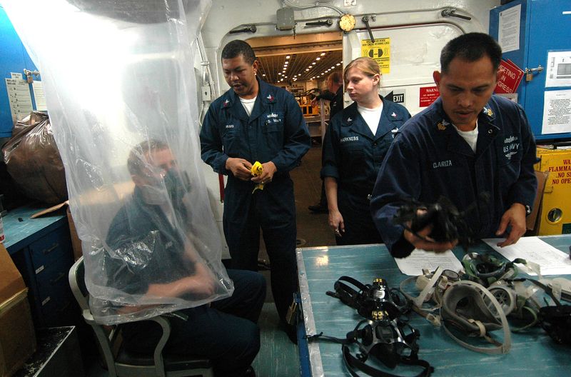 Файл:US Navy 061220-N-8146B-001 The Safety Department uses a plastic bag to conduct respirator fit testing aboard the amphibious assault ship USS Boxer (LHD 4).jpg